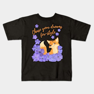 Chase Your Dreams Fox-style – a fox and blue flowers. Kids T-Shirt